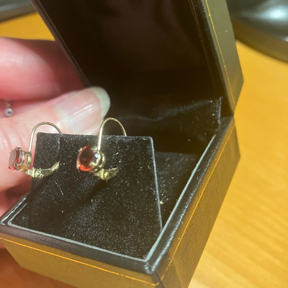 10 Kart Yellow Gold Round Cut Garnet Earrings - Picture 4 of 7